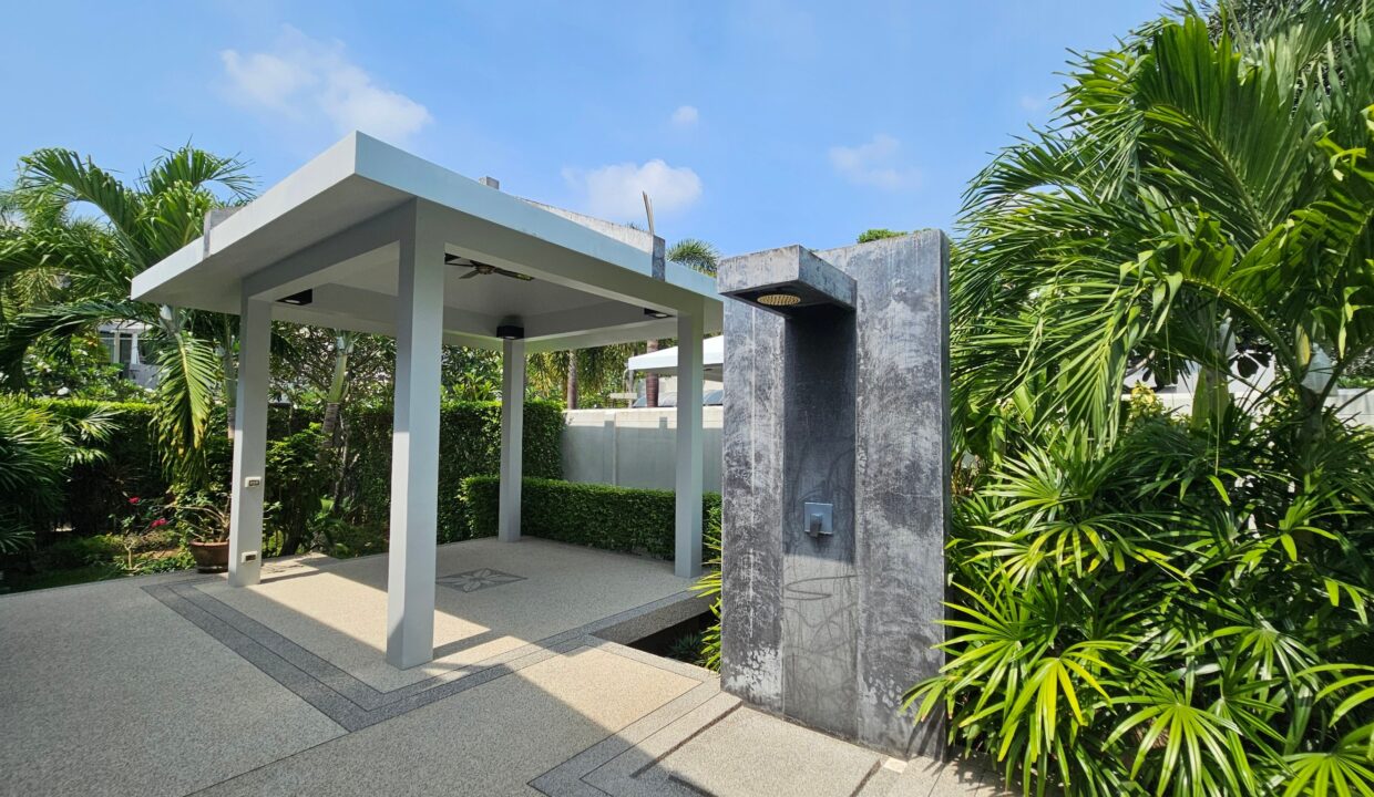 sala and outdoor shower